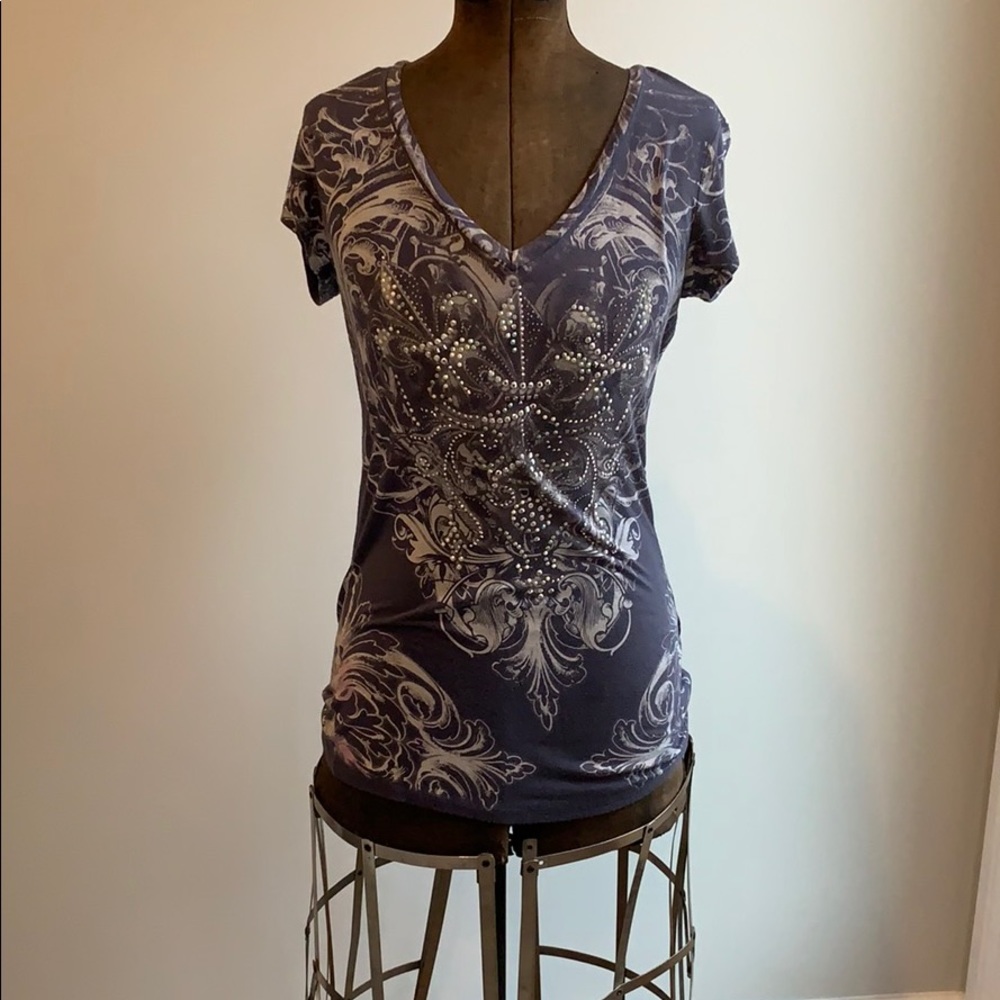 Fleur-de-Lis V-neck t-shirt.